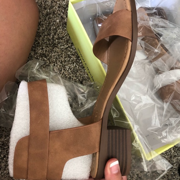 Vici Doria Heeled Nubuck Sandal NWT - Picture 4 of 5